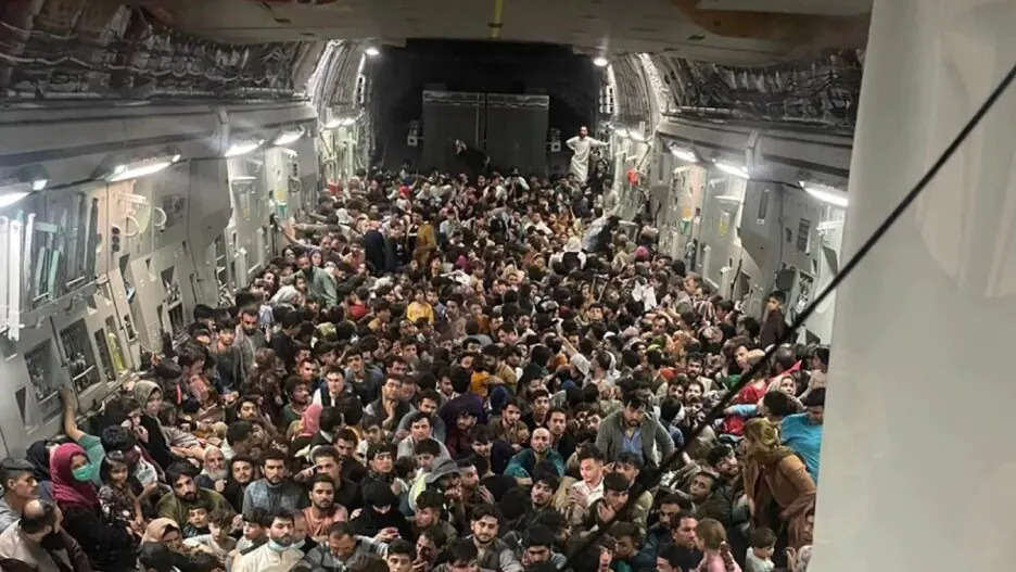 Striking visual shows 640 Afghans packed inside plane