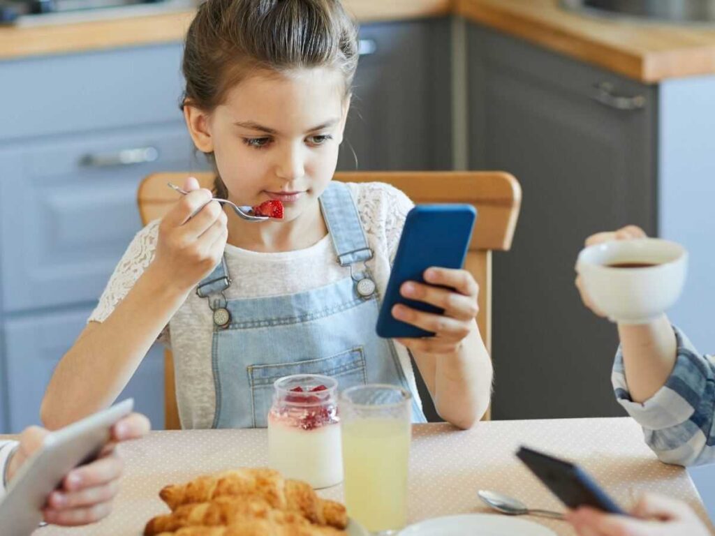 How to let kids have meals without screens