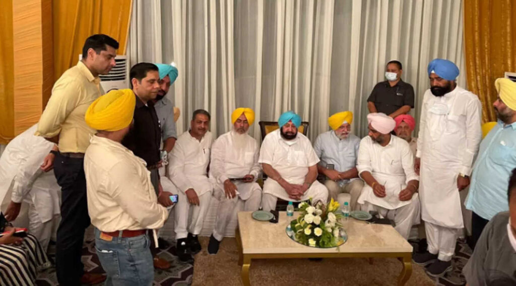 Show of strength: Amarinder meets 55 Punjab Congress MLAs, 8 MPs