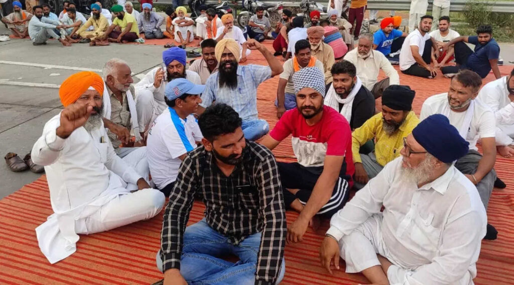 After lathicharge in Karnal, farmers block highways, tolls in Ambala division, traffic hit