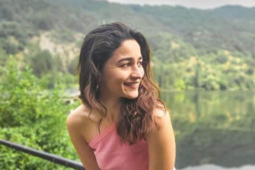 Alia Bhatt is Serenity Personified as She Poses in a Scenic Location; See Pics