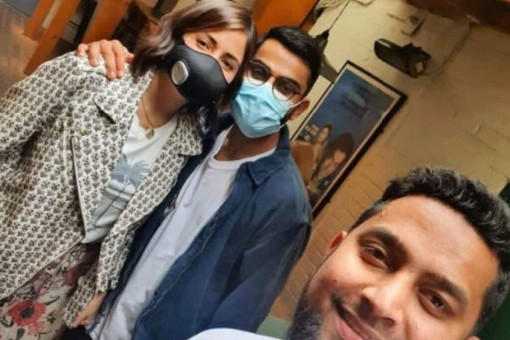 Anushka Sharma and Virat Kohli Pose for Selfie at an Indian Street Food Joint in Leeds