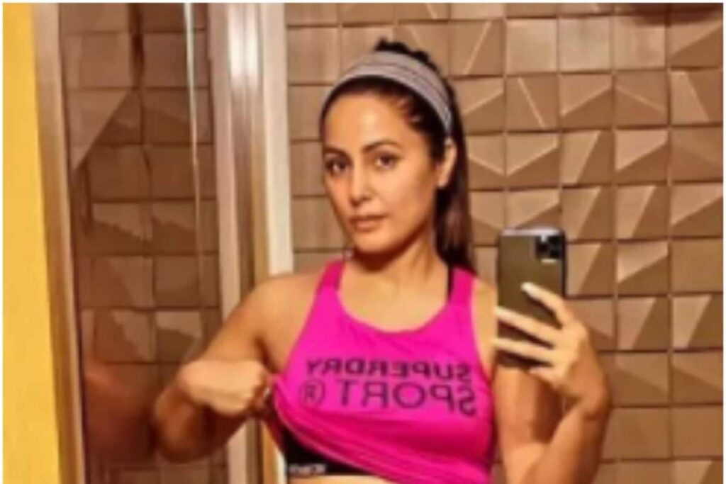 Hina Khan Sweats It Out in Gym, Flaunts Her Abs in Mirror Selfie