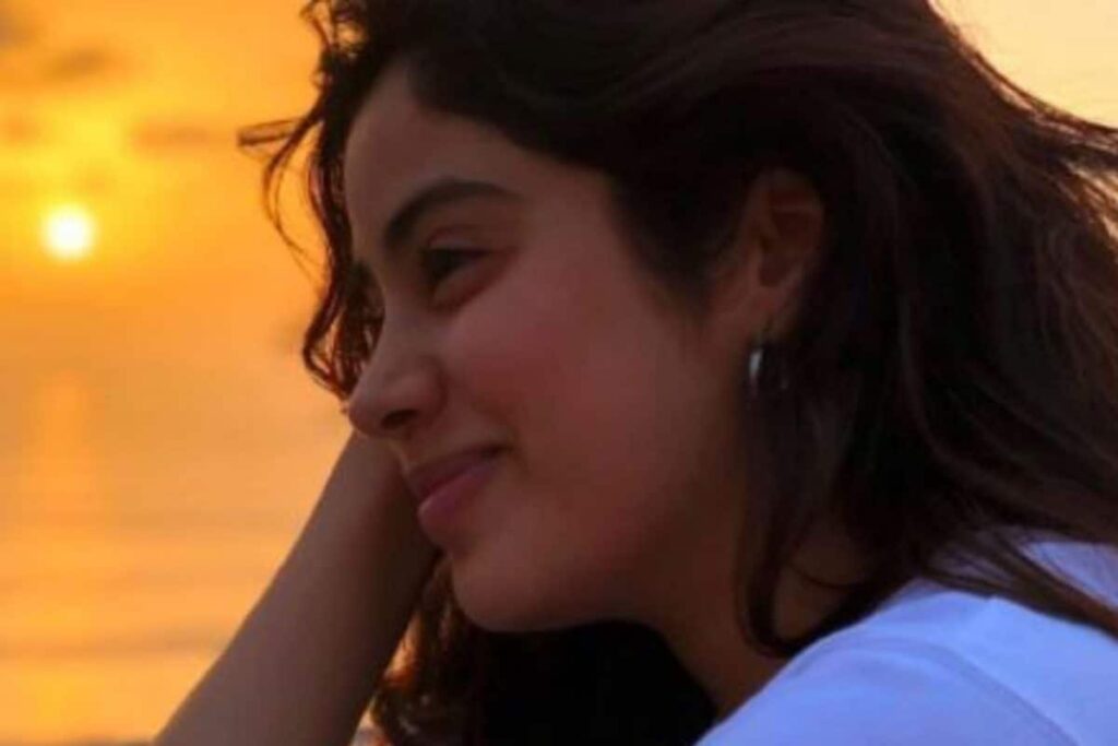 Janhvi Kapoor’s Sunday is All About Sunsets and Making Memories With Friends, See Pics