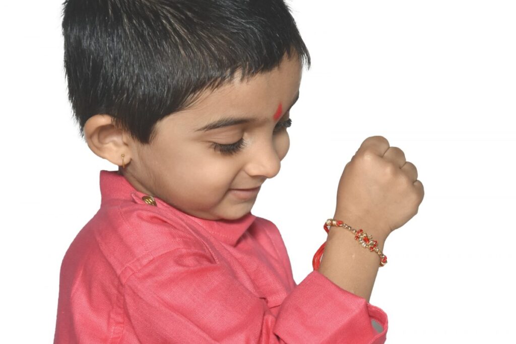 Raksha Bandhan: When Should a Brother Remove Rakhi From His Hand?