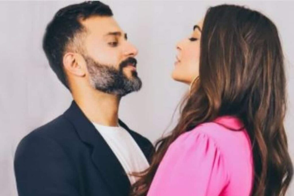 Sonam Kapoor 'Terribly Misses' Husband Anand Ahuja, Shares Mushy Pic