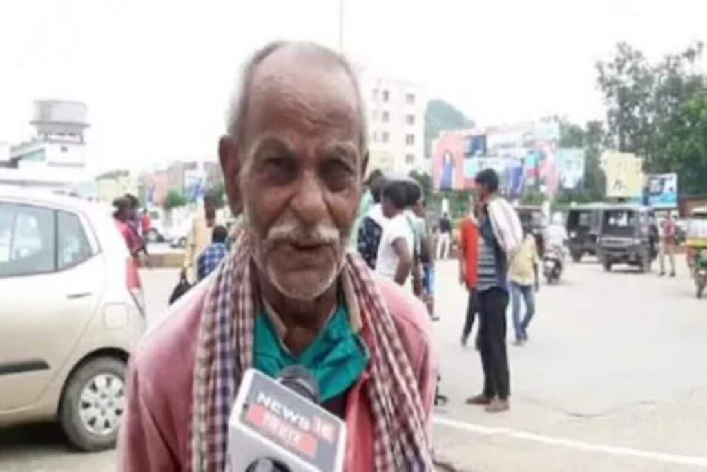 Meet 60-Year-Old English-Speaking ‘Coolie’ From Bihar’s Gaya