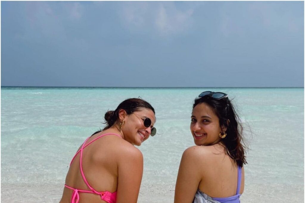 Alia Bhatt and Akansha Ranjan Kapoor Have Beach Fun in Bikinis, See Pics of Bollywood Besties