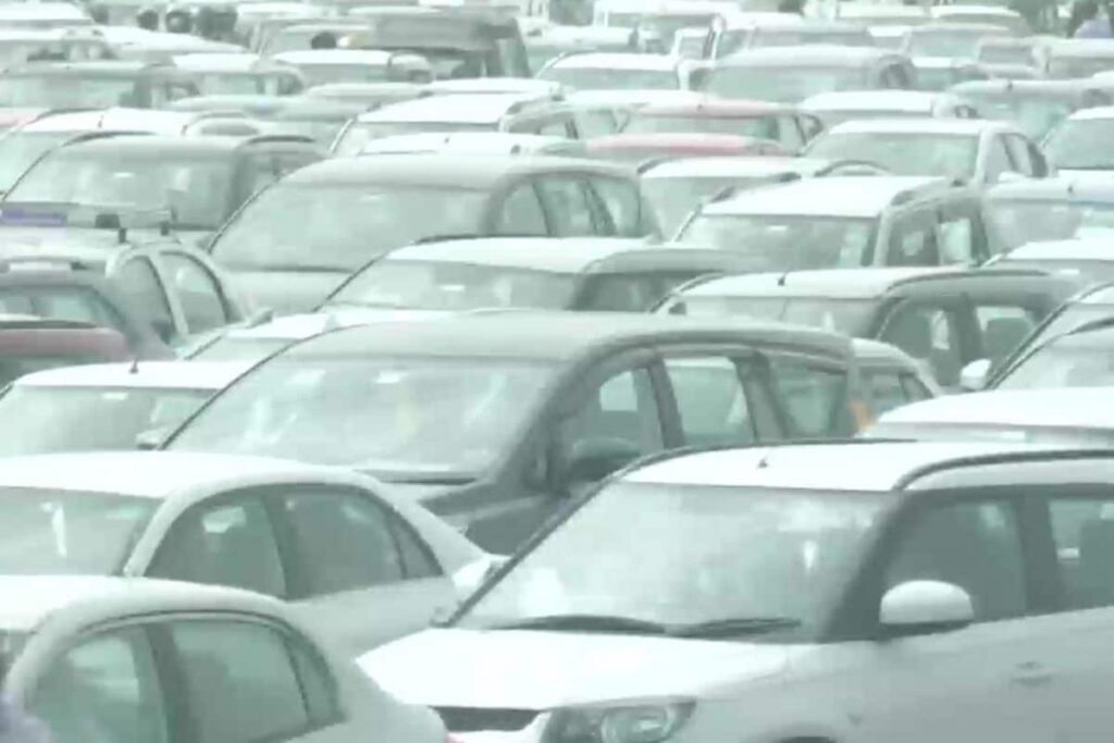 Cars Bumper-to-Bumper on Gurugram-Delhi Border, Traffic Hit on DND, Chilla as Capital Bears Brunt of Bharat Bandh