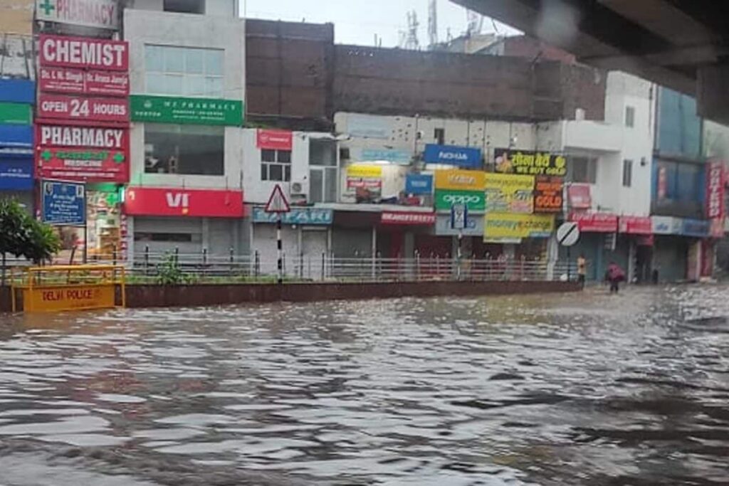 Delhi: Knee-deep Water in Mahipalpur, Traffic Hit on Waterlogged Moti Bagh, RK Puram Roads as Rains Lash Delhi