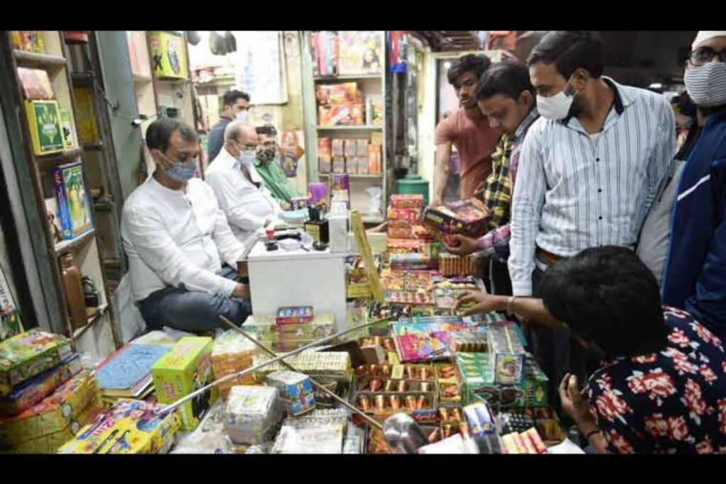 Complete Ban on Bursting, Sale of Firecrackers Up to January 1 in Delhi