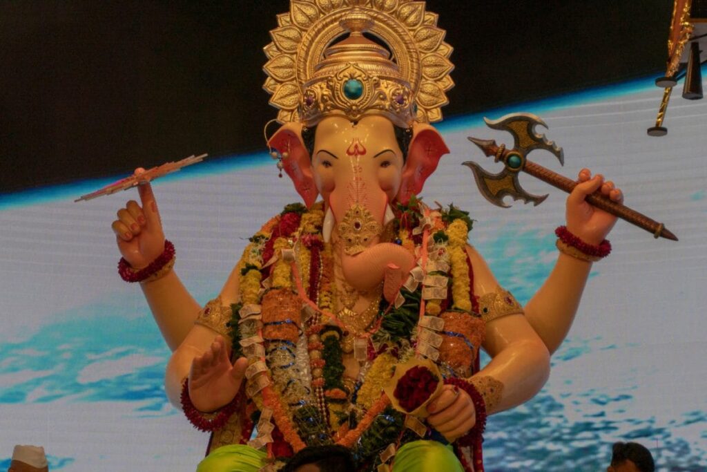 Lalbaugcha Raja Officials Refuse to Start Aarti, Online Darshan After Mumbai Cops Barricade Area, Stop Entry