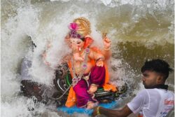 Over 34,000 Idols Immersed on Last Day of Ganpati Festival in Mumbai; 3 Boys Who Ventured into Sea Still Missing