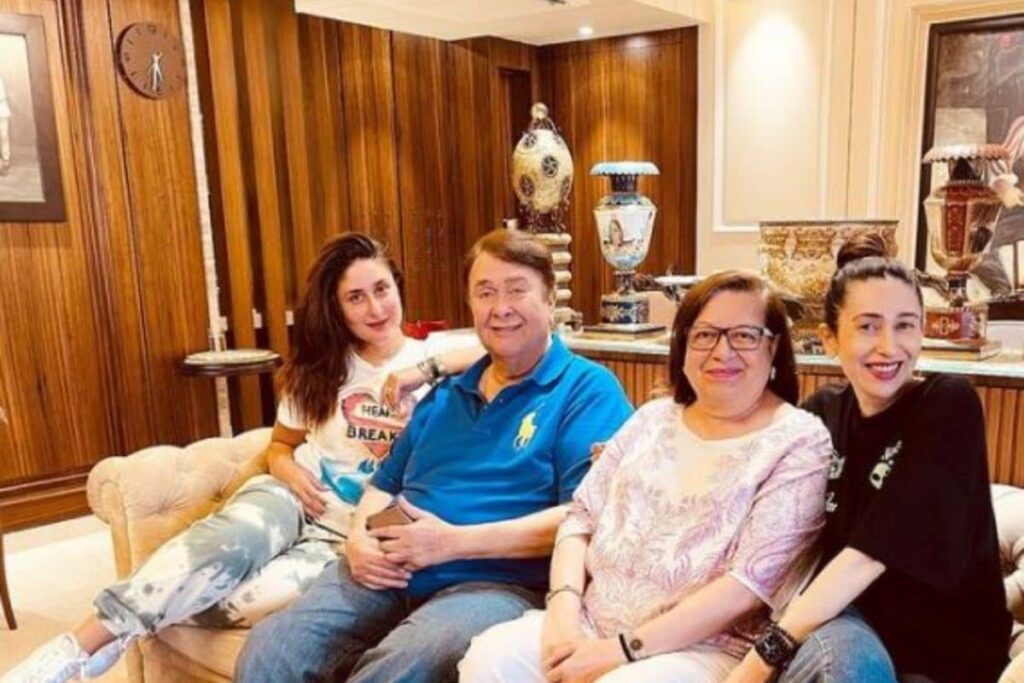 Kareena Kapoor Khan Spends Quality Time With Her 'World' Karisma Kapoor, Randhir Kapoor and Babita