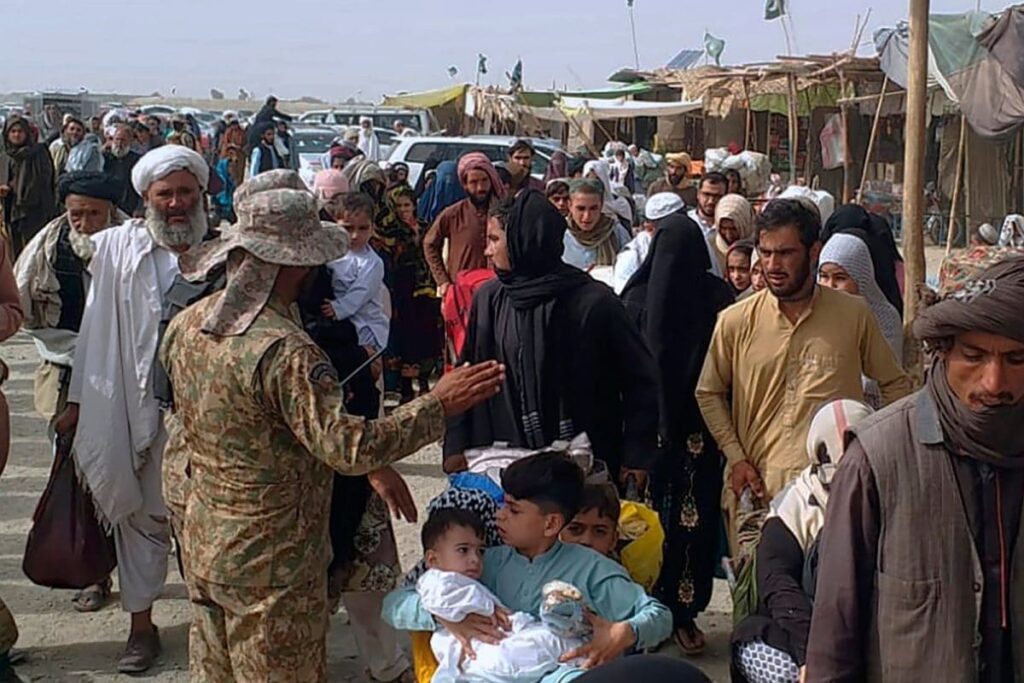 Stampede in Afghanistan-Pakistan Border as Hundreds Try to Flee Taliban, One Killed