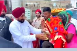 'Shagun' on the Way: Punjab CM Channi Stops Vehicle to Wish Newly-married Couple