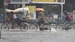 Rains lash several parts of T'gana, IMD issues red alert to 14 districts; Schools, colleges to remain closed