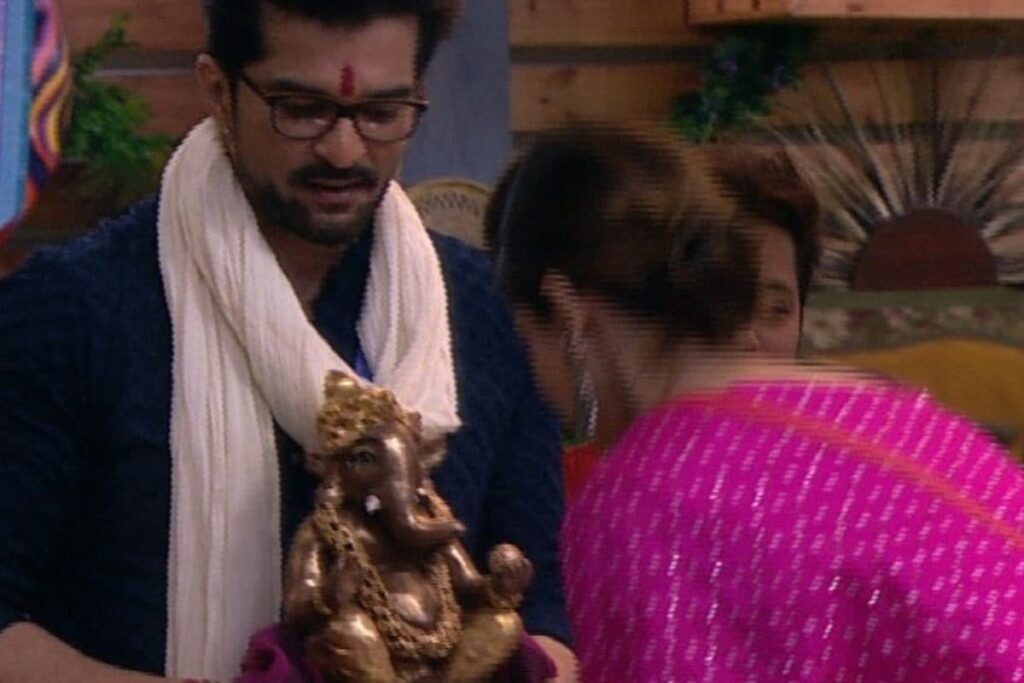 Bigg Boss OTT: Raqesh Bapat Makes Ganpati Idol in BB house; Mother Carves One Back Home