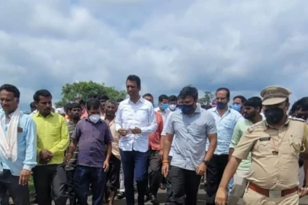 Maha Minister Faces Angry Locals During Tour Of Flood-affected Osmanabad