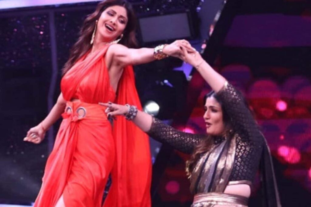 Raveena Tandon Holds Shilpa Shetty in Arms As They Groove to Chura Ke Dil Mera on Super Dancer 4