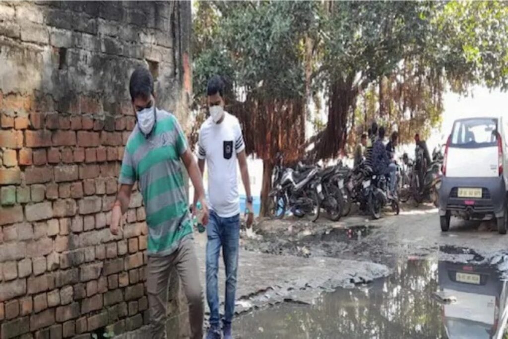 Sewer Water Floods Streets of Varanasi; Locals, Tourists Face Trouble