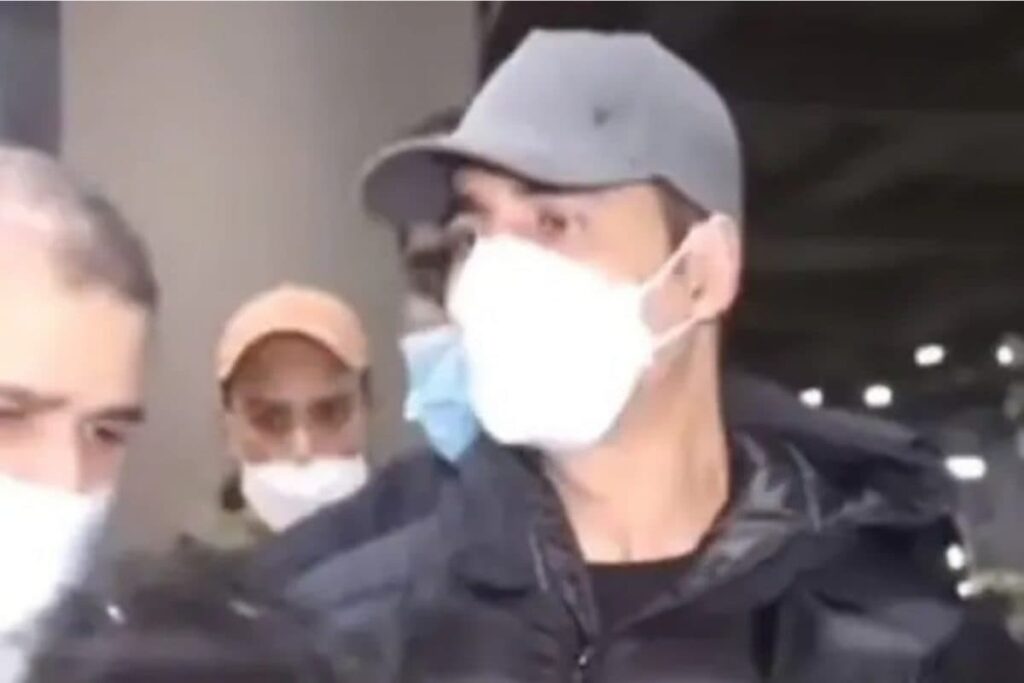 Social Media Users Disappointed as Akshay Kumar Ignores Fan at Airport