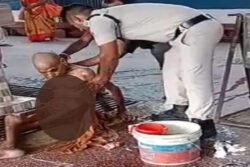 Video: RPF Jawan Seen Helping Elderly Man Take Bath, Wear Clothes in Bihar