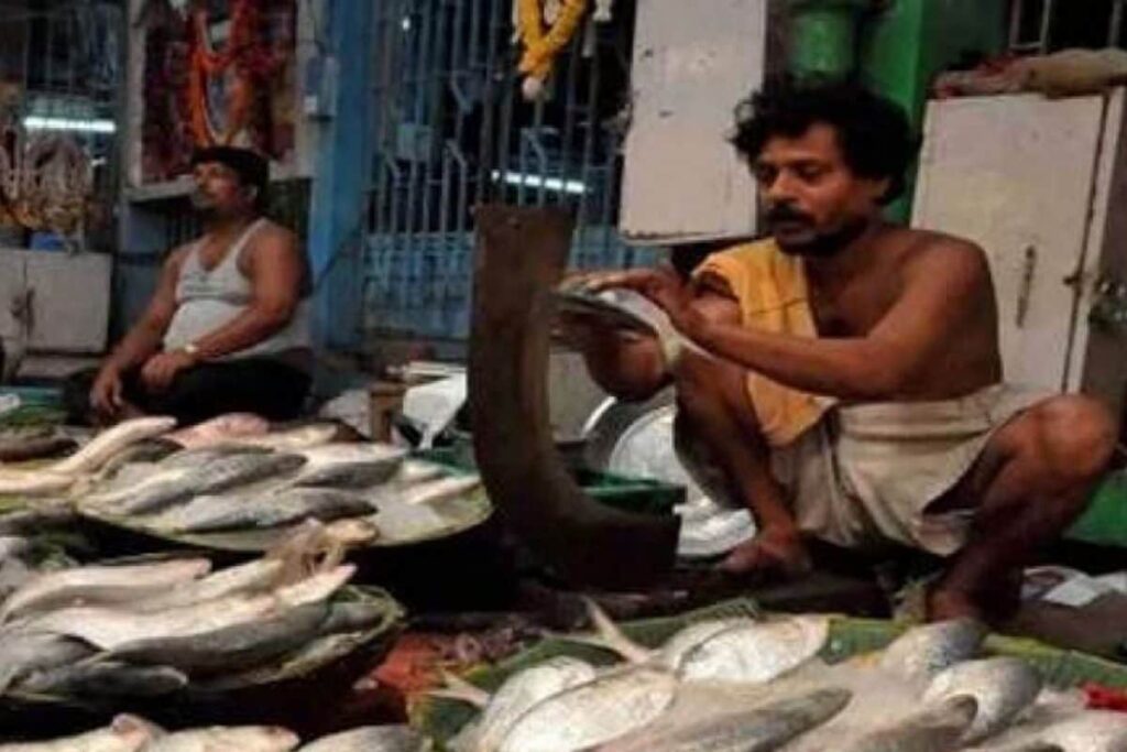 After a Long Wait, Bangladeshi Hilsa Hits Kolkata Markets, Festive Mood for Bengali Begins