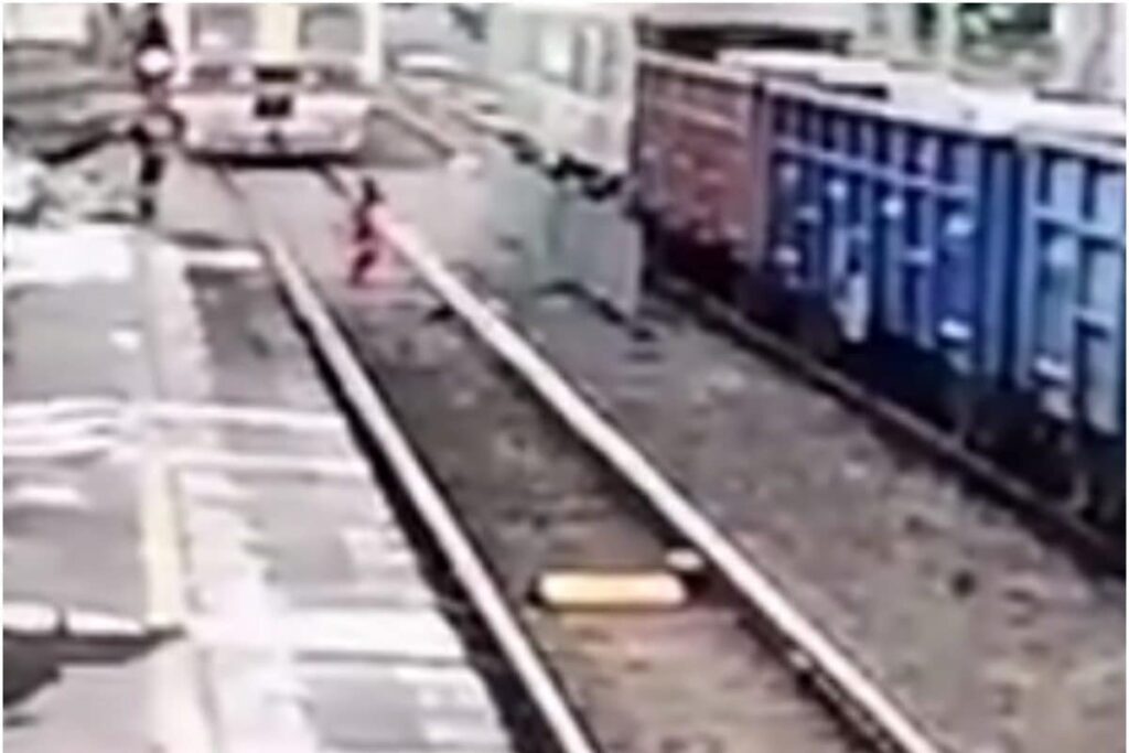 WATCH: Alert Motorman Saves Woman Attempting Suicide on Rail Tracks in Mumbai