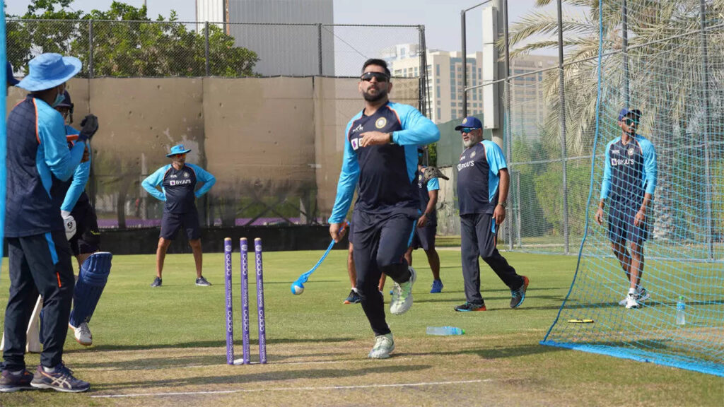 Dhoni gives throwdowns as Team India gears up for Pakistan clash