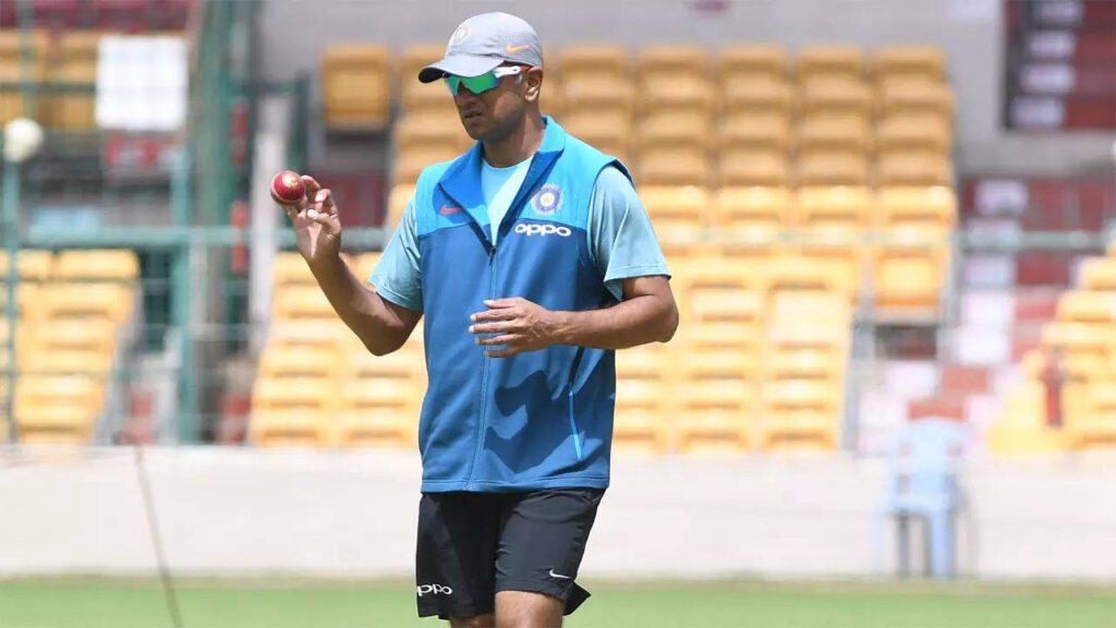 Dravid applies for coach's job; BCCI wants either Laxman or Kumble for NCA