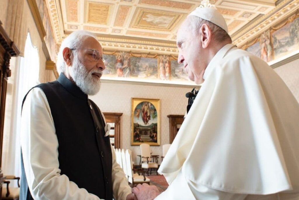 PM Modi Meets Pope Francis for the First Time in Vatican City, Discusses Covid-19, World Peace & Tranquility