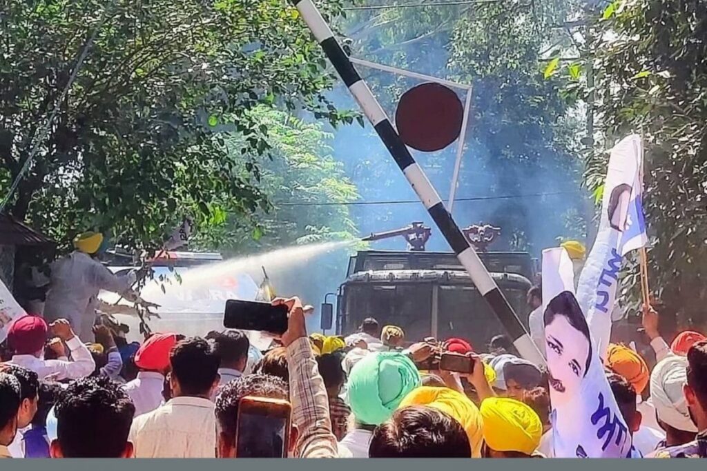 Police Use Water Cannon to Disperse AAP Workers Trying to Lay Siege to Punjab Guv's House