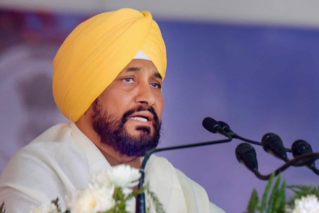 Punjab CM Channi Stops His Cavalcade Near Protest Site, Reiterates Support to Farmers