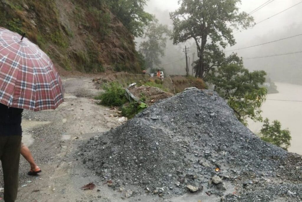 Heavy Rains, Landslides Hit Darjeeling and Kalimpong Areas; Tourists Stranded