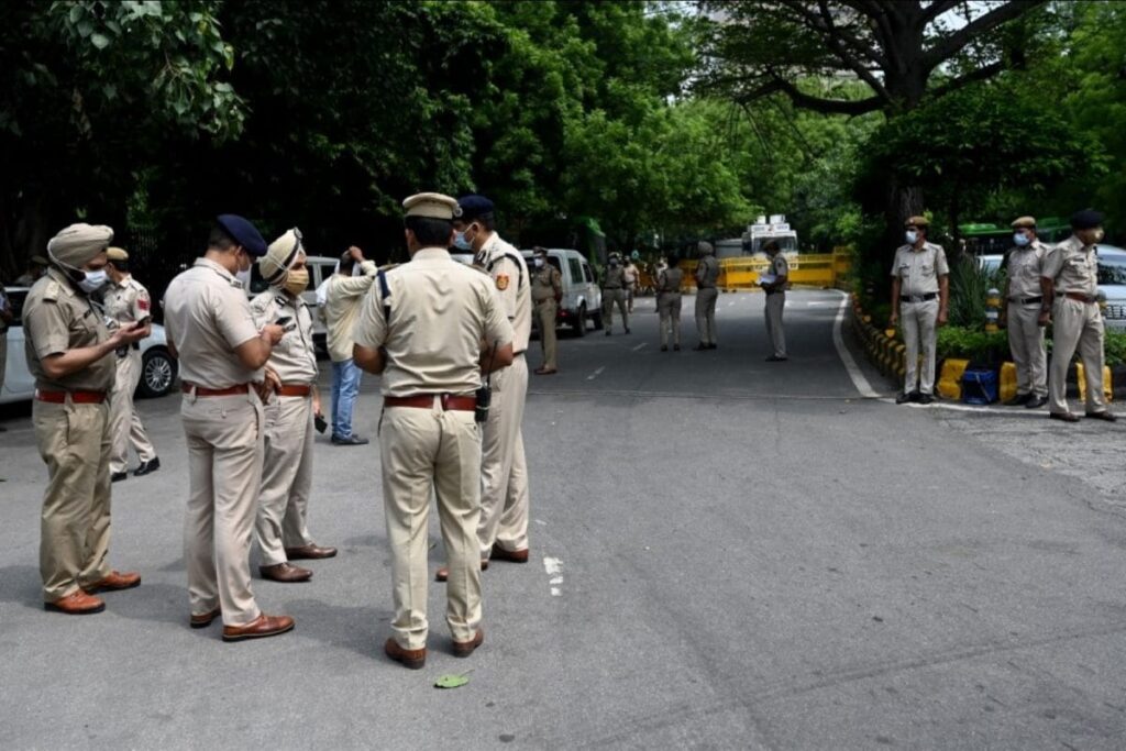 Cops Removing Barricades at Ghazipur Protest Site, Farmers' Tents Stay Put