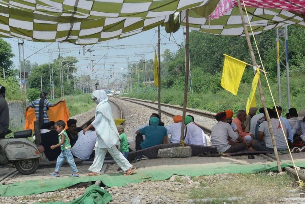 'Rail Roko Today': Farm Unions Call 6-hour Nationwide Protest Over Lakhimpur Violence, Train Ops May be Hit