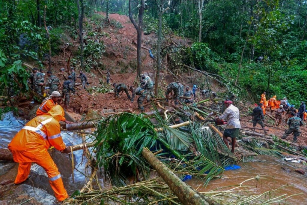 Heavy Rainfall with Thunderstorm Lashes Several Parts of Kerala; Orange Alert for 8 Districts