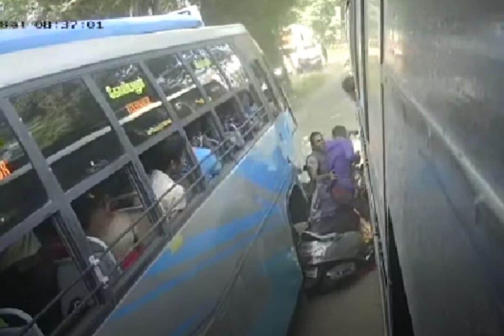 Trapped Between 2 Buses, Puducherry Couple on Scooter With Infant Make Narrow Escape; Video Viral