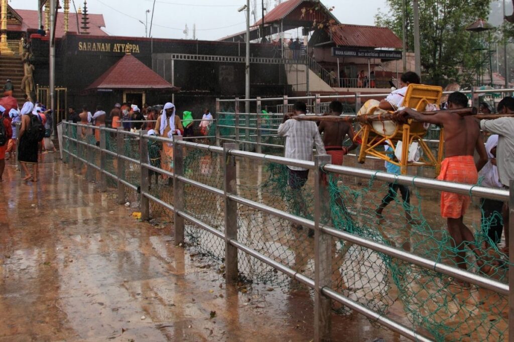 Kerala Floods: Sabarimala Devotees Protest Temporary Halt to Pilgrimage; Stop Police Cars in Nilakkal