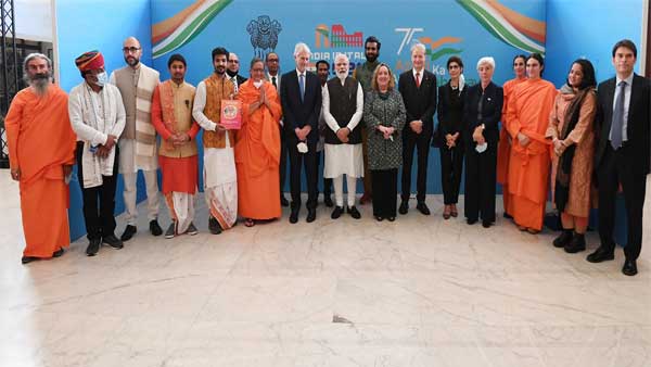 PM meets Indologists, Sanskritists in Italy