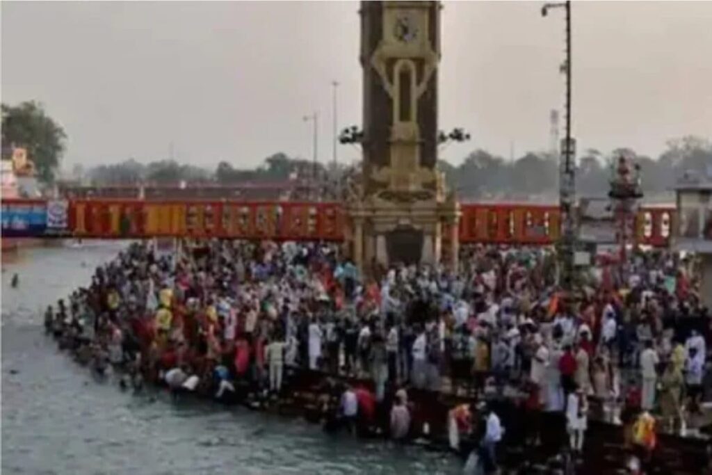 Covid Norms Go For a Toss in Haridwar as People Perform Rituals For Ancestors