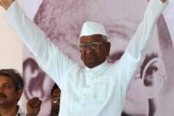 Anna Hazare in Lead, How Revival of 'Gandhi Topi' in 2011 Began a New Gandhian Era Among Youth