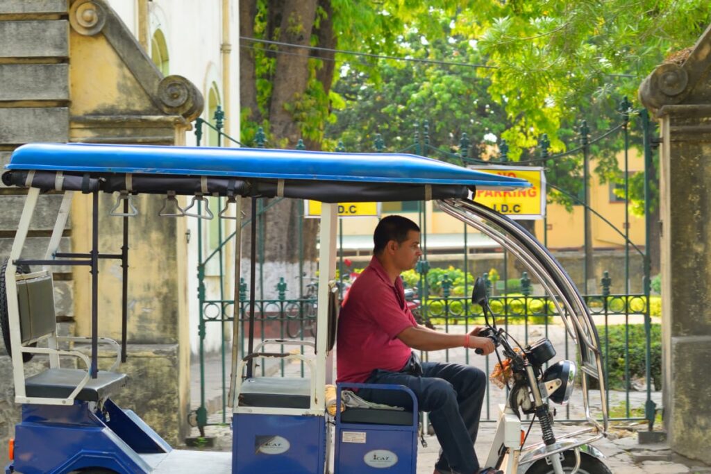 A Case of Identity Theft? E-Rickshaw Driver from Mathura Gets Notice from IT Department to File Tax of Rs 3.47 Cr