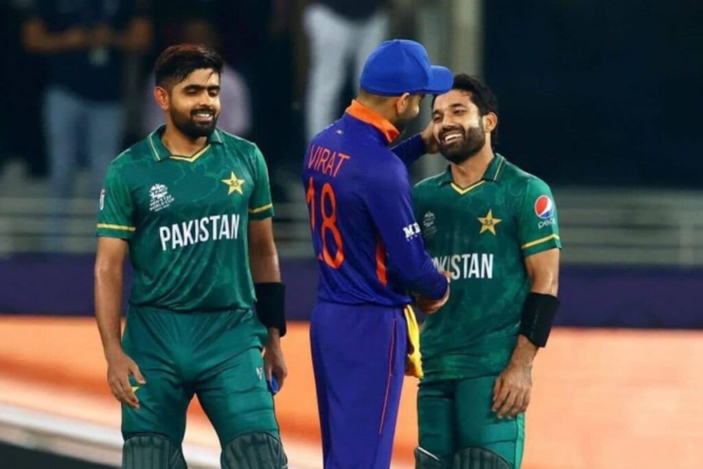 IND vs PAK, T20 World Cup 2021: Kohli Hugs Rizwan After Pakistan’s Triumph & Fans Are Loving It - WATCH