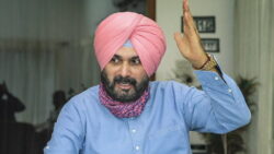 Post or no post, will stand by Gandhis: Navjot Sidhu