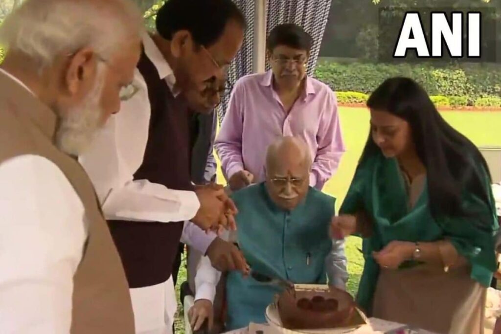 PM Modi, Senior BJP Leaders Visit Advani on 94th Birthday, Cut Chocolate Cake