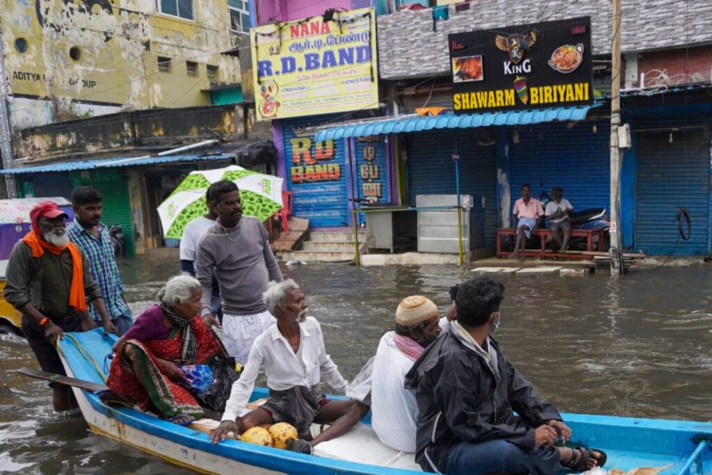 Chennai Rains: War Room Set Up as City Braces for Red Alert, 50 Boats, 689 Motor Pumps Ready; Schools Shut