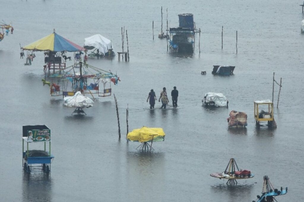 Tamil Nadu Rains LIVE Updates: 4 Killed, Waterlogging in Chennai; Extremely Heavy Downpour Expected for 2 Days