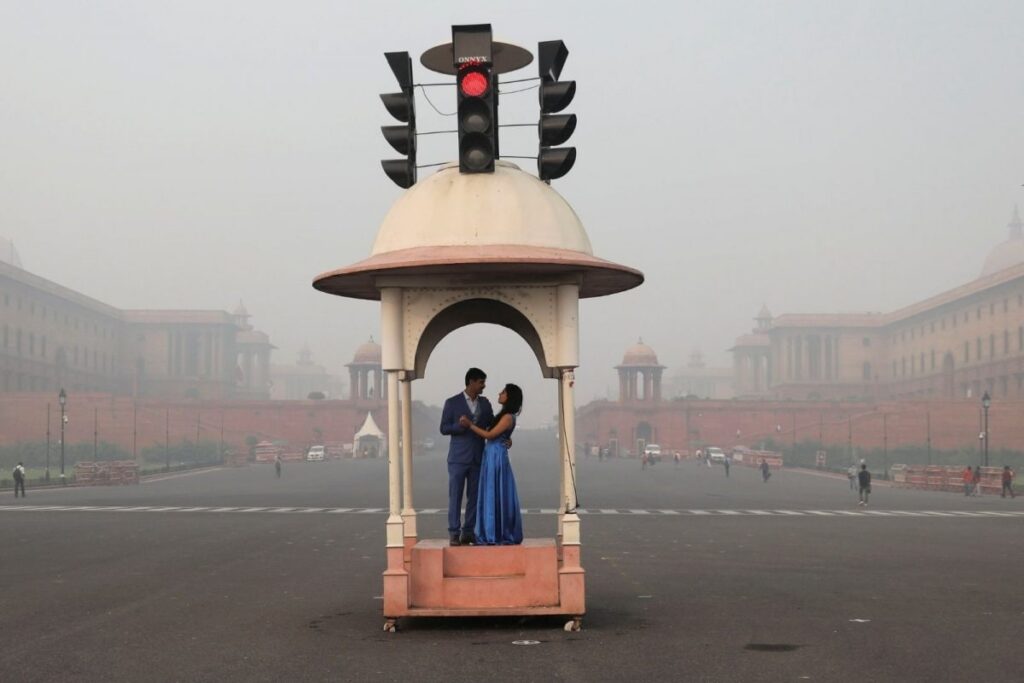 Delhi: Mercury Settles at 15.4 Deg C, Air Quality 'Very Poor' for Second Consecutive Day